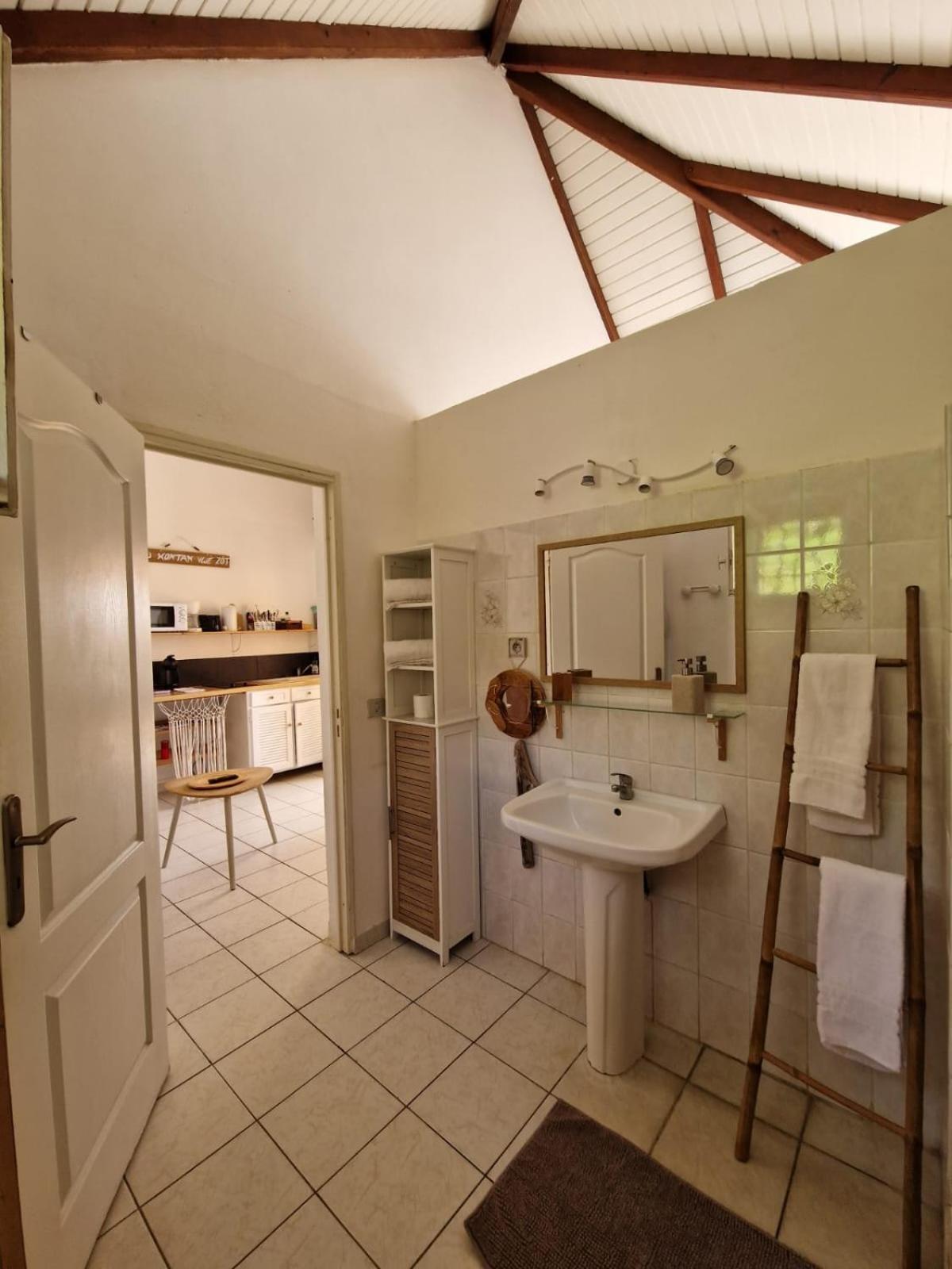 gîtes THO KOBA Saint-Claude Extérieur photo