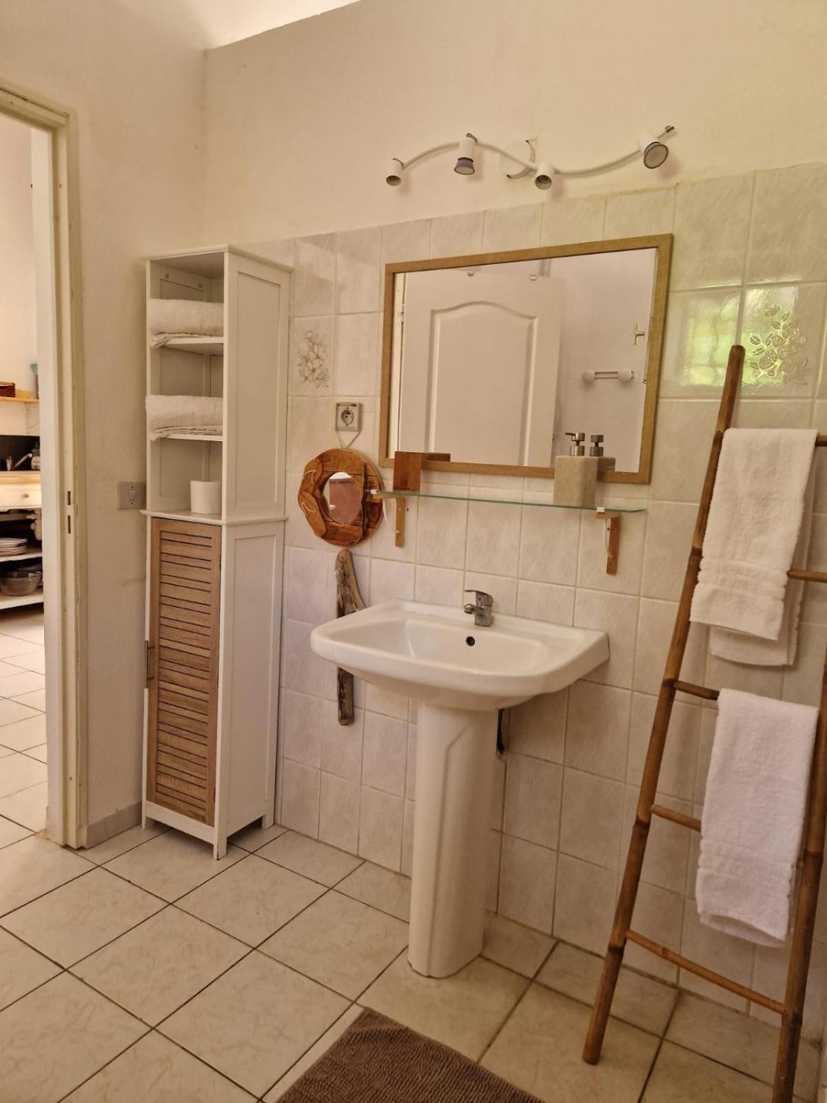 gîtes THO KOBA Saint-Claude Extérieur photo